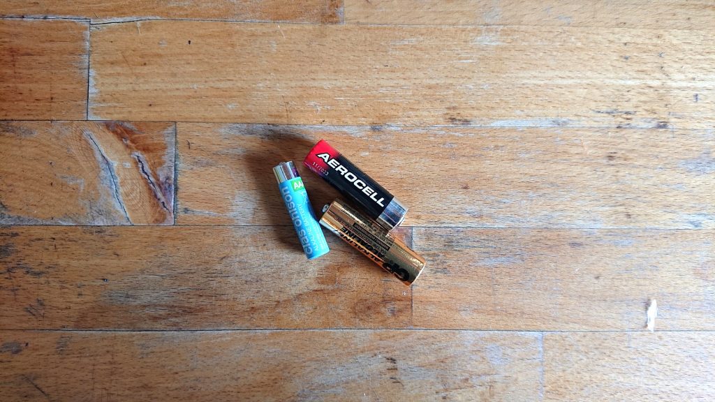 Drei Batterien auf einem Tisch