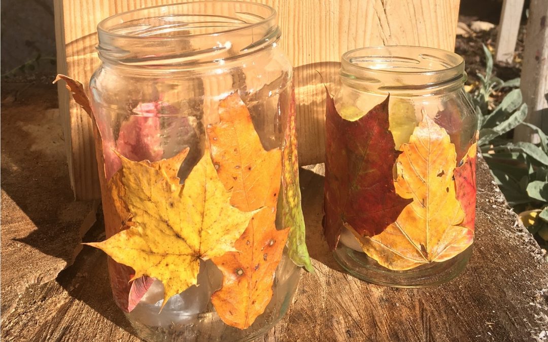 Windlichter aus Altglas und Herbstblättern