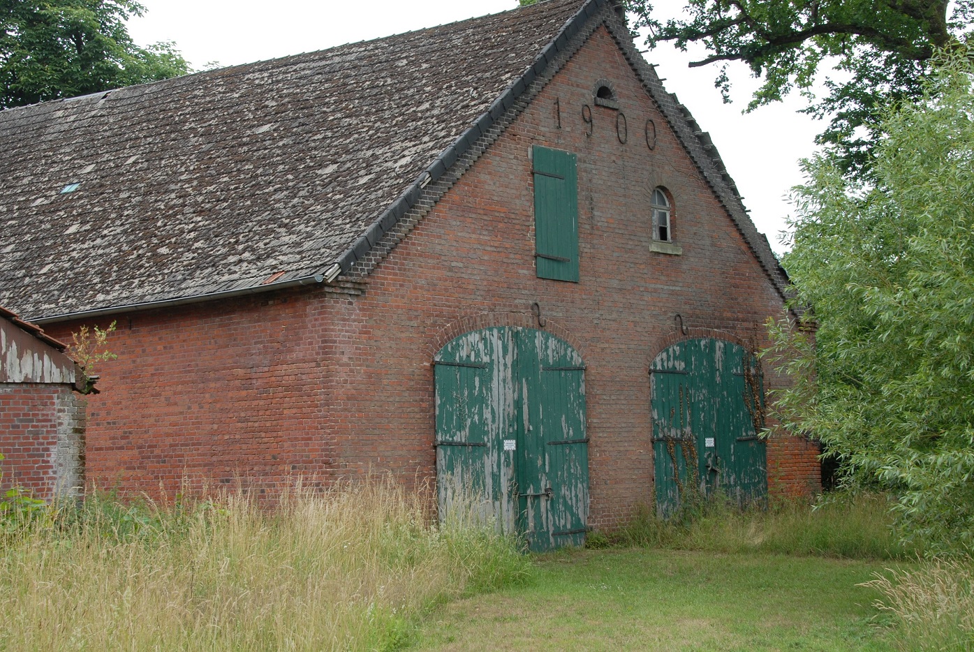 Alte Scheune mit grünen Toren