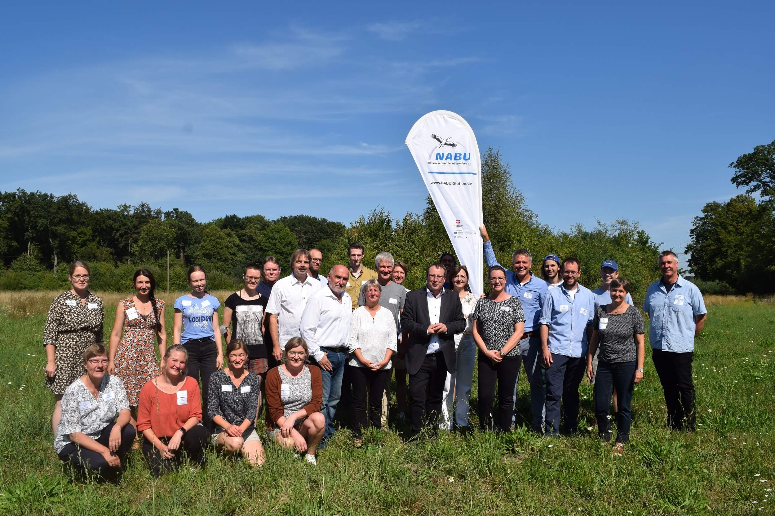 Gruppenfoto des NABU-Stations-Teams mit Umweltminister Krischer