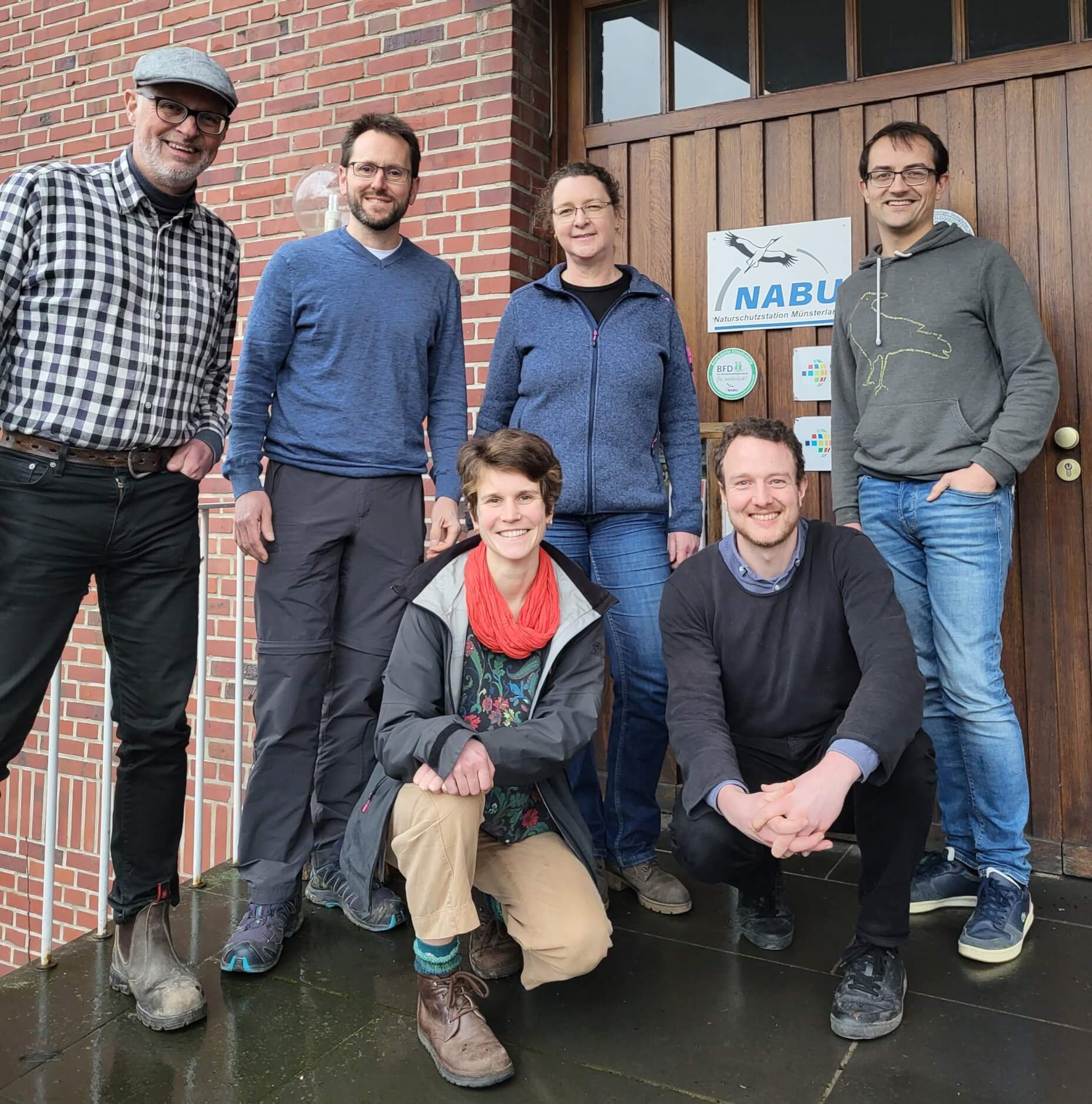 Sechs Personen stehen vor dem Eingang der NABU-Naturschutzstation Münsterland.