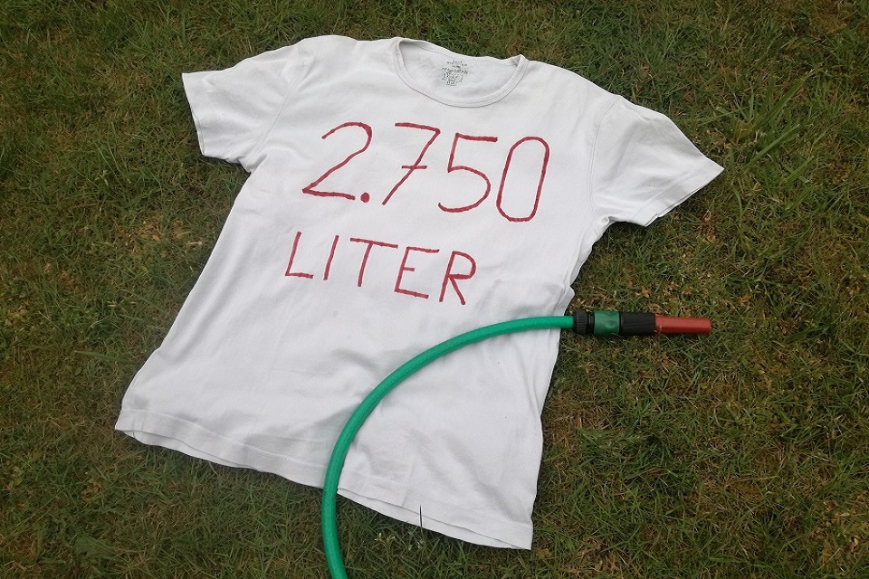 Weißes T-Shirt mit Aufdruck 2.750 Liter