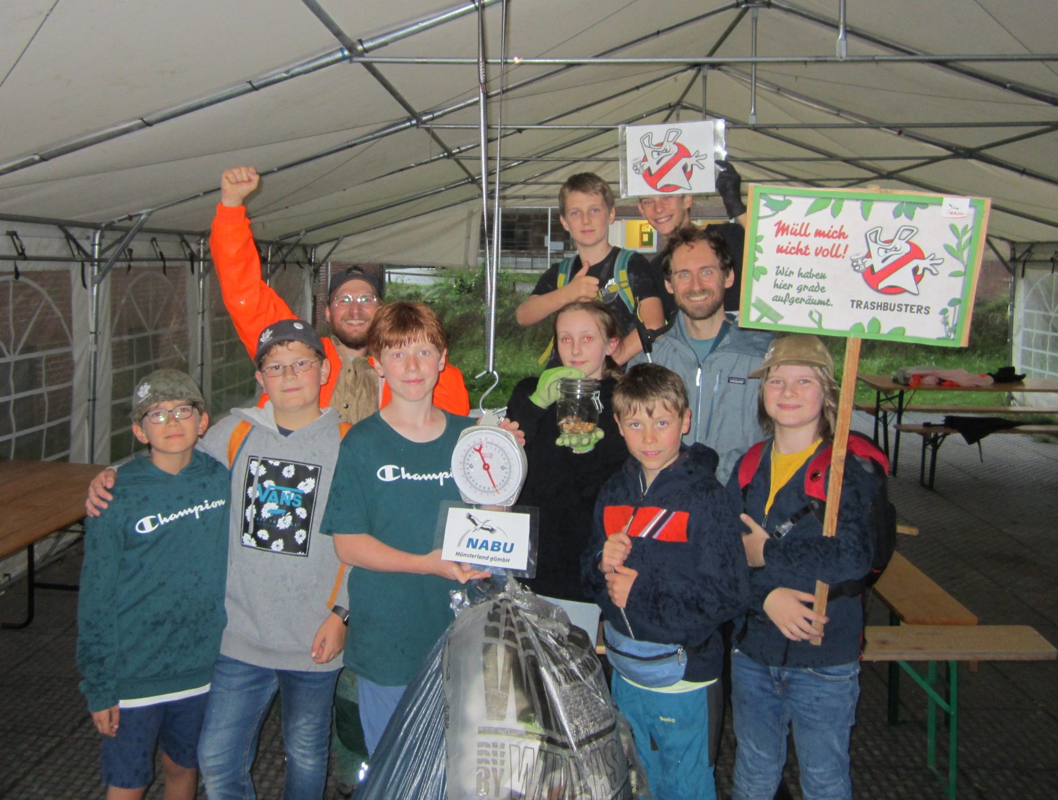 Gruppenfoto von Kindern, die Schilder hochhalten mit der Aufschrift Müll mich nicht voll