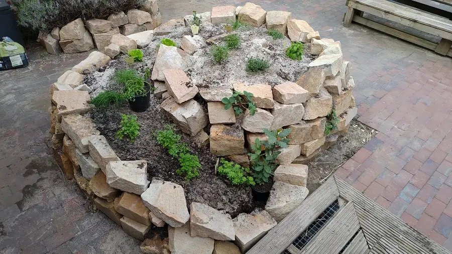 Fertig gemauerte Kräuterspirale im Lorenz Süd mit Kräutern