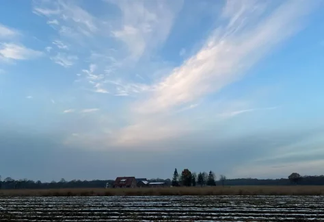 Hof in der Brüskenheide im Winterhalbjahr, mit Blick auf Acker, Hof und Himmel