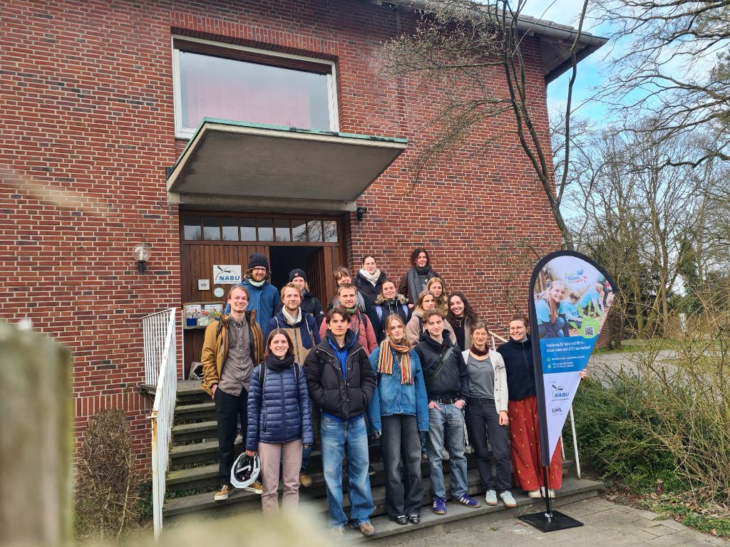 Die Gruppe der Biodiv- und Klima-Coaches steht auf der Treppe vor dem Eingang der NABU-Naturschutzstation für ein Gruppenfoto.